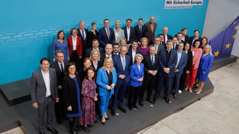 "Mission accomplished!" Das Programm steht. Die Präsidien von CDU und CSU zeigen sich nach getaner Arbeit erleichtert. (Foto: Tobias Koch)